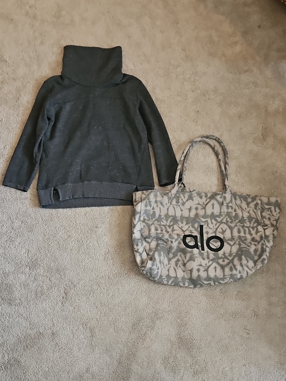 ALO Yoga Sweatshirt and Patterned Tote Bag